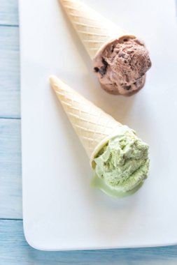 Fındık aromalı dondurma iki külah