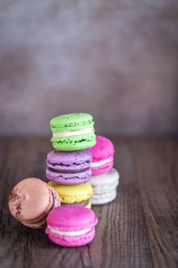 Ahşap arka plan üzerinde renkli macarons