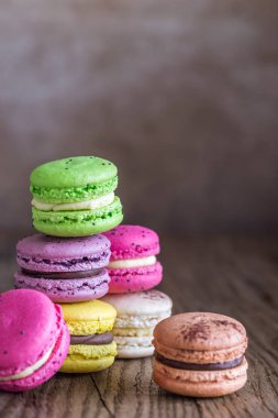 Ahşap arka plan üzerinde renkli macarons