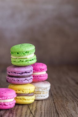 Ahşap arka plan üzerinde renkli macarons