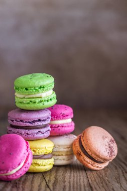 Ahşap arka plan üzerinde renkli macarons