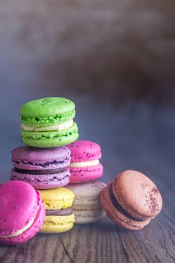 Ahşap arka plan üzerinde renkli macarons