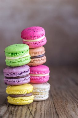 Ahşap arka plan üzerinde renkli macarons