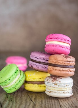 Ahşap arka plan üzerinde renkli macarons