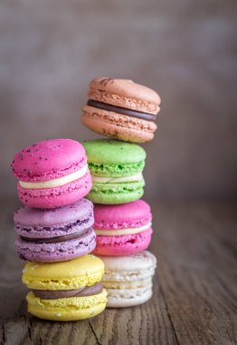 Ahşap arka plan üzerinde renkli macarons