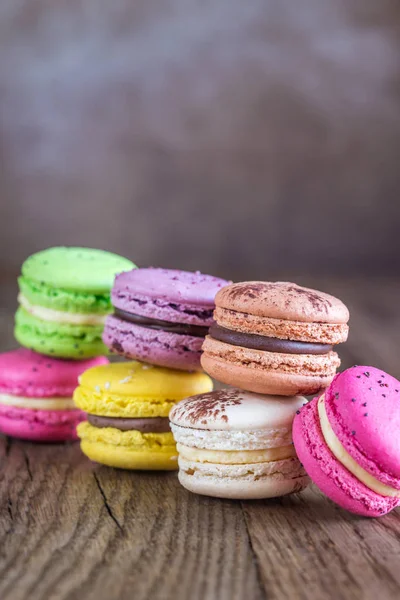 Macarons colorés sur le fond en bois — Photo