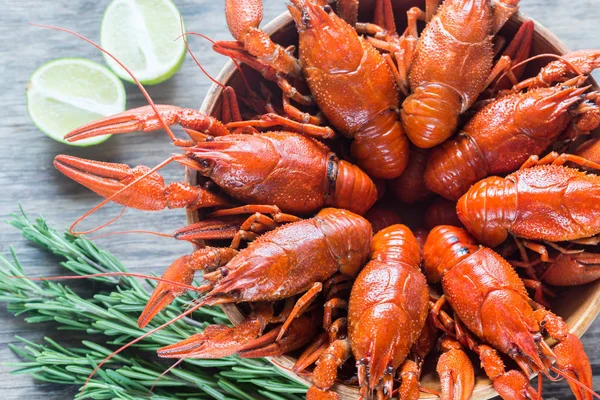 Schüssel mit gekochten Krebsen auf dem Holztisch — Stockfoto