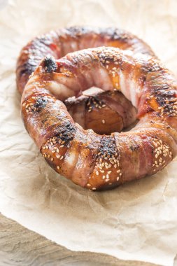 Simit susam ile pastırma rashers sarılmış