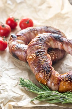 Simit susam ile pastırma rashers sarılmış