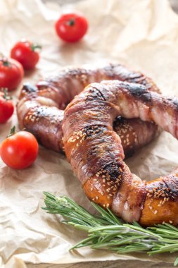 Simit susam ile pastırma rashers sarılmış