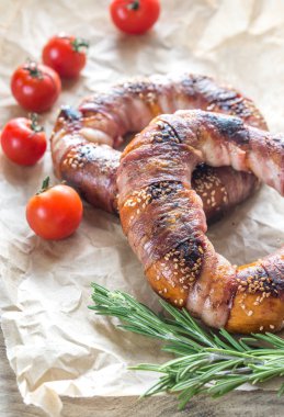 Simit susam ile pastırma rashers sarılmış