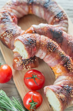 Simit susam ile pastırma rashers sarılmış