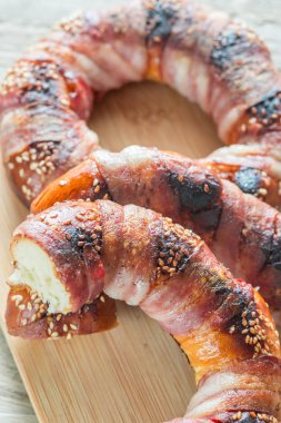 Simit susam ile pastırma rashers sarılmış
