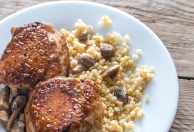 Baharatlı tavuk bulgur ve mantar ile