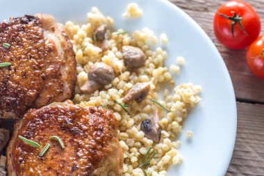 Baharatlı tavuk bulgur ve mantar ile