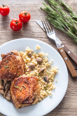 Baharatlı tavuk bulgur ve mantar ile