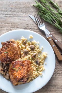 Baharatlı tavuk bulgur ve mantar ile