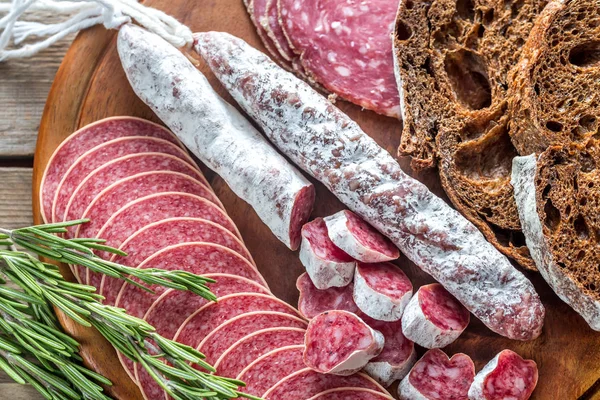 Olika sorters salami med mörka-rågbröd — Stockfoto