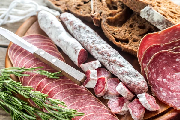 Verschillende soorten salami met donker-roggebrood — Stockfoto