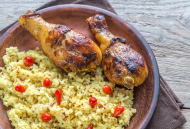 Baharatlı tavuk sopaları ile pirinç köri
