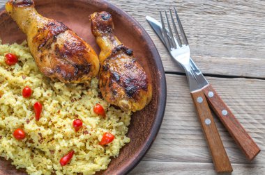 Baharatlı tavuk sopaları ile pirinç köri