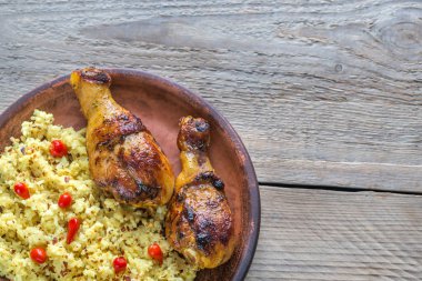 Baharatlı tavuk sopaları ile pirinç köri