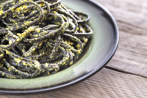 Zwarte pasta met pestosaus — Stockfoto