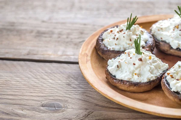 Печёные грибы с сыром — стоковое фото