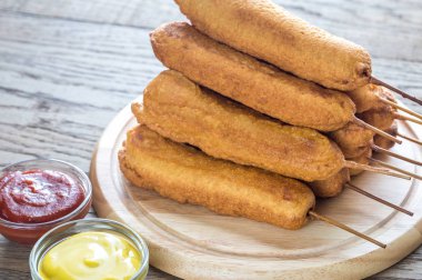 Sosisli ahşap tahta üzerinde yığını