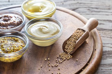 Ahşap zemin üzerine hardal çeşitleri