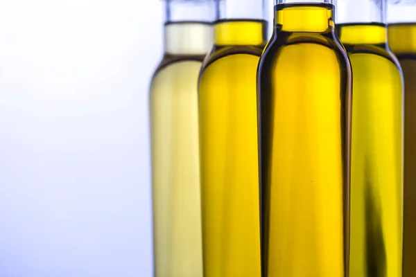 Flaskor med olika typer av vegetabilisk olja — Stockfoto