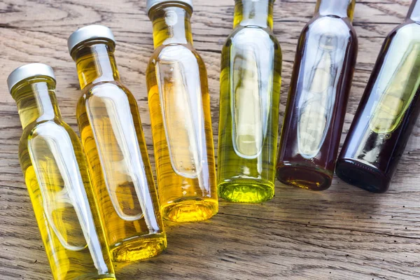 Butelki z różnego rodzaju oleju roślinnego — Zdjęcie stockowe
