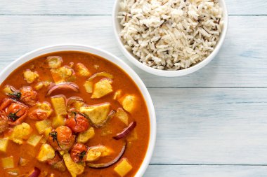 Tay curry ile tavuk ve pirinç sarı