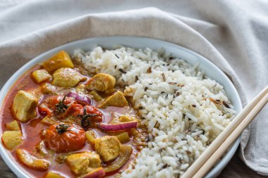 Tay curry ile tavuk ve pirinç sarı