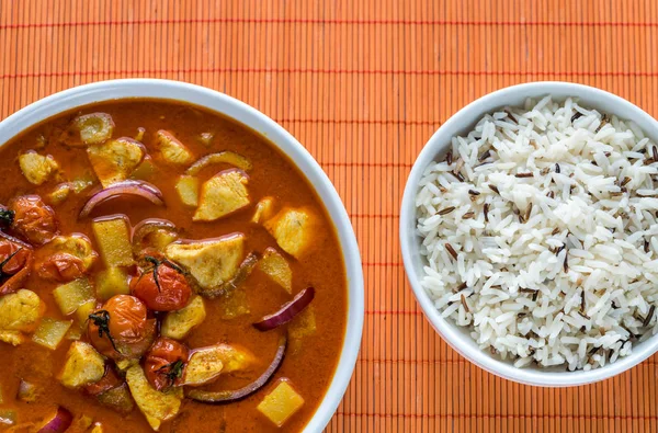 Thailändisches gelbes Curry mit Huhn und Reis — Stockfoto