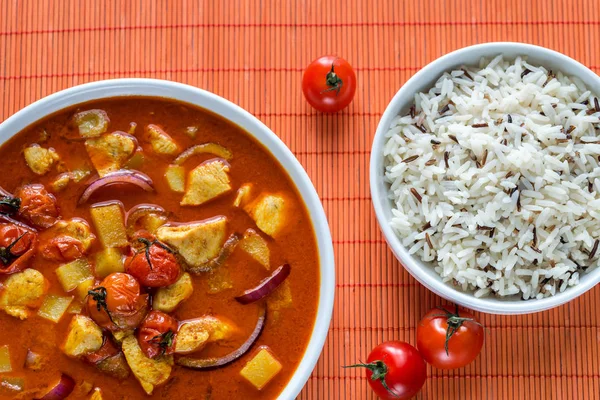 Curry amarillo tailandés con pollo y arroz —  Fotos de Stock