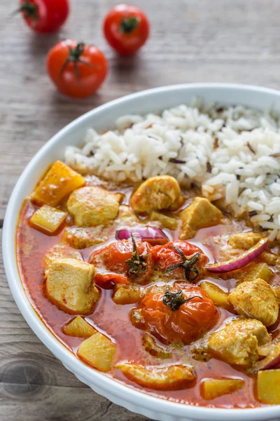 Thailändisches gelbes Curry mit Huhn und Reis — Stockfoto