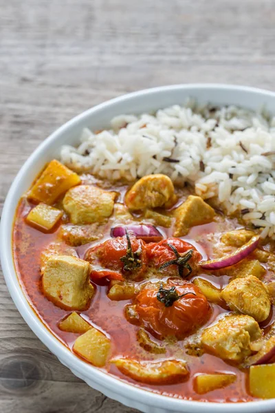 Thailändisches gelbes Curry mit Huhn und Reis — Stockfoto