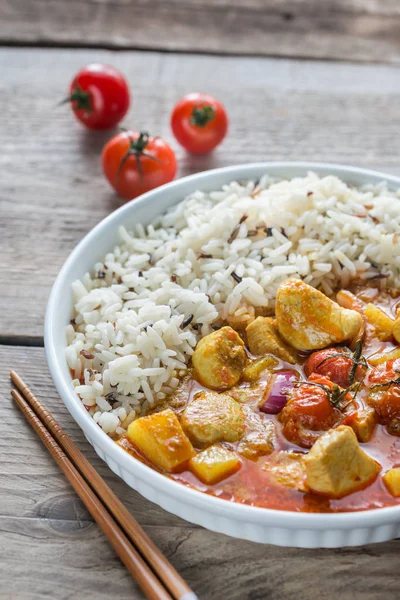 Thailändisches gelbes Curry mit Huhn und Reis — Stockfoto