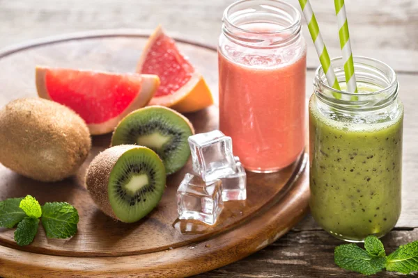 Frascos de vidrio de batidos de frutas — Foto de Stock