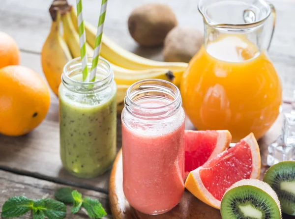 Glass jars of fruit  smoothies — Stock Photo, Image