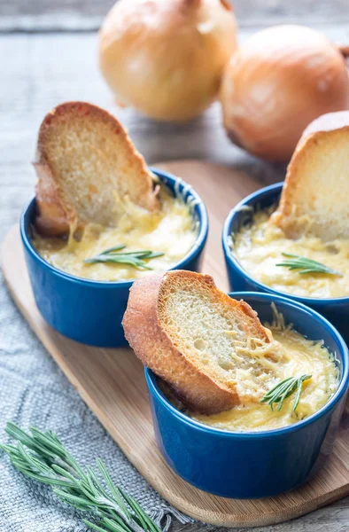 Cuencos de sopa de cebolla en el tablero de madera — Foto de Stock