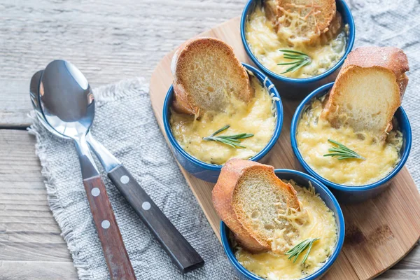 Cuencos de sopa de cebolla en el tablero de madera — Foto de Stock