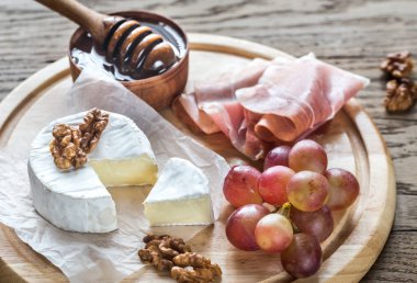 Camembert peyniri ile fındık ve prosciutto