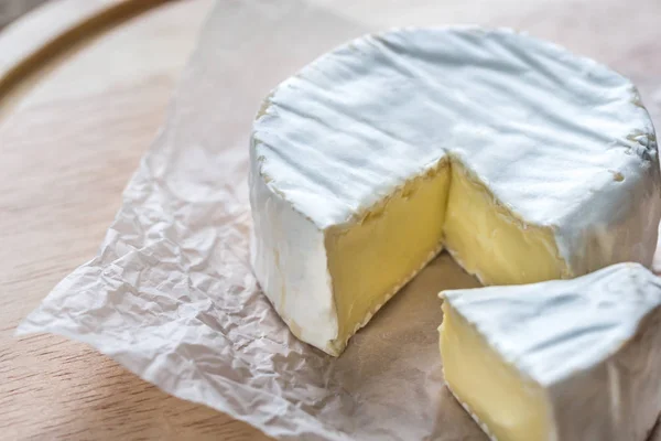 Camembert peyniri ahşap tahta üzerinde — Stok fotoğraf