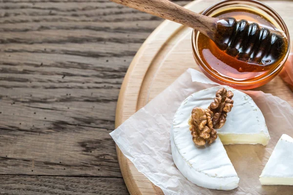 Sýr Camembert s vlašskými ořechy a medem — Stock fotografie