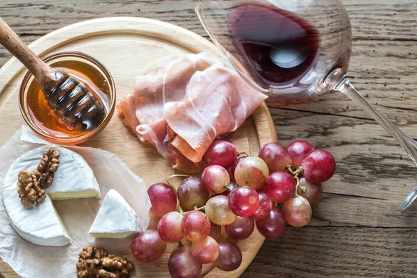 Camembert cheese with glass of red wine — Stock Photo, Image