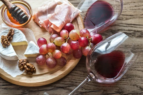 Камамбер с бокалами красного вина — стоковое фото