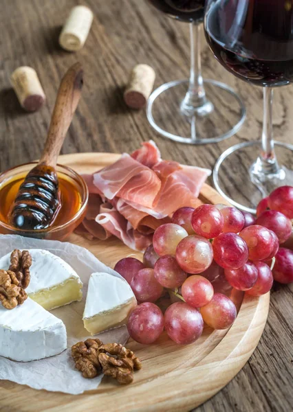 Queijo Camembert com copos de vinho tinto — Fotografia de Stock