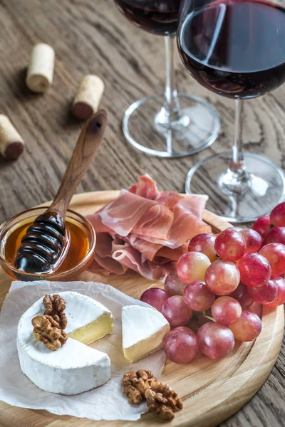 Camembert kaas met glazen rode wijn — Stockfoto